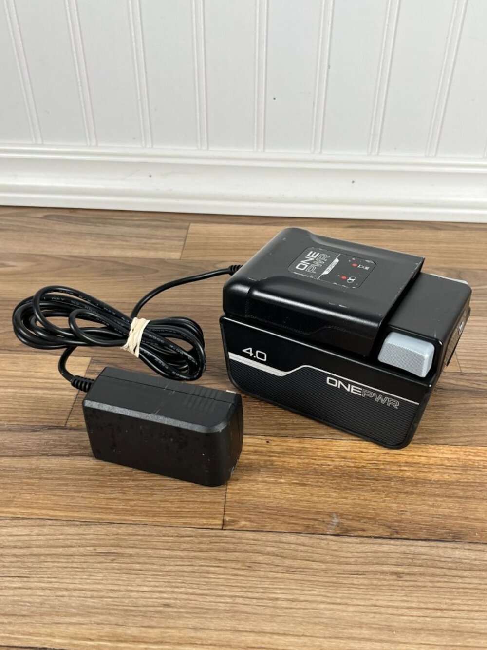 Hoover ONEPWR 4.0 Ah Lithium-Ion Battery BH15240 W/ Hoover Charger BH05000